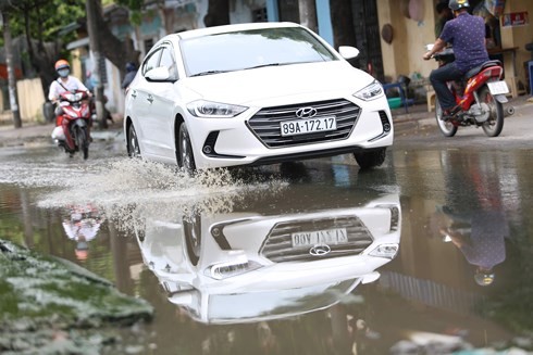 Cận cảnh con đường ngập úng, ứ đọng nước thải bất kể nắng, mưa tại Hà Nội ảnh 1