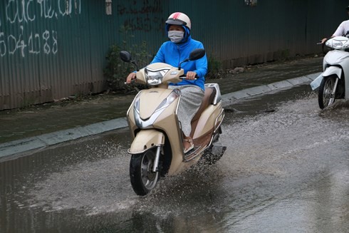 Cận cảnh con đường ngập úng, ứ đọng nước thải bất kể nắng, mưa tại Hà Nội ảnh 2