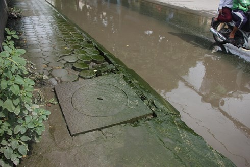 Cận cảnh con đường ngập úng, ứ đọng nước thải bất kể nắng, mưa tại Hà Nội ảnh 5