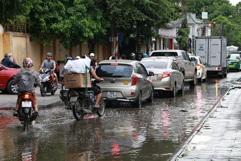 Cận cảnh con đường ngập úng, ứ đọng nước thải bất kể nắng, mưa tại Hà Nội ảnh 3