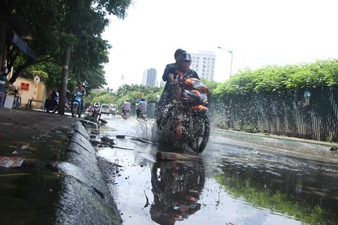 Cận cảnh con đường ngập úng, ứ đọng nước thải bất kể nắng, mưa tại Hà Nội ảnh 7