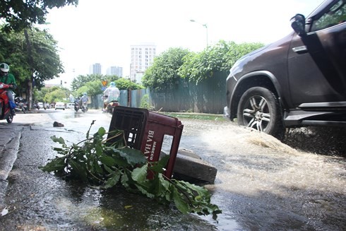 Cận cảnh con đường ngập úng, ứ đọng nước thải bất kể nắng, mưa tại Hà Nội ảnh 9