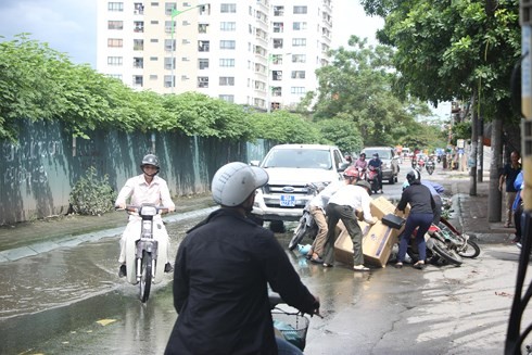 Cận cảnh con đường ngập úng, ứ đọng nước thải bất kể nắng, mưa tại Hà Nội ảnh 10