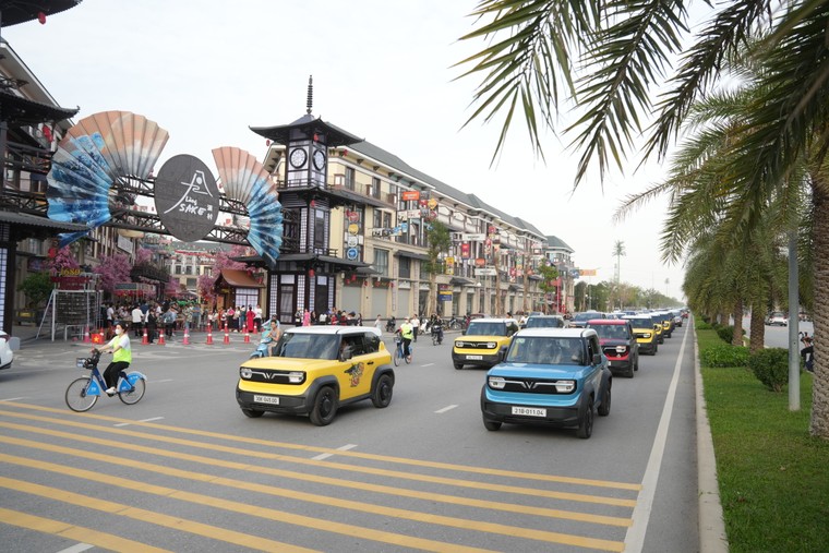 Gần 400 xe điện VinFast tạo biểu tượng "Vì Việt Nam Xanh", mở màn ấn tượng tại ngày hội Xanh lớn nhất Việt Nam ảnh 3