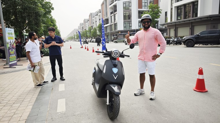 Gần 400 xe điện VinFast tạo biểu tượng "Vì Việt Nam Xanh", mở màn ấn tượng tại ngày hội Xanh lớn nhất Việt Nam ảnh 4