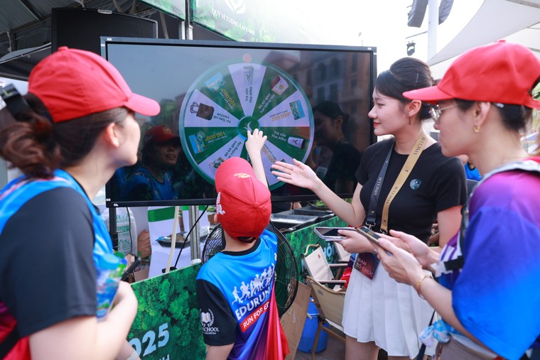 Gần 400 xe điện VinFast tạo biểu tượng "Vì Việt Nam Xanh", mở màn ấn tượng tại ngày hội Xanh lớn nhất Việt Nam ảnh 8