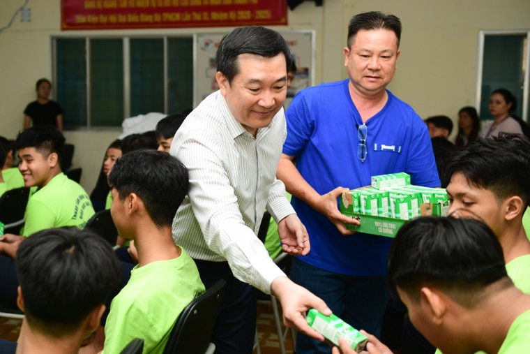 Vinamilk mang niềm vui uống sữa đến với hơn 11.000 trẻ em ngay trước thềm sự kiện kỷ niệm 50 năm thống nhất đất nước ảnh 1