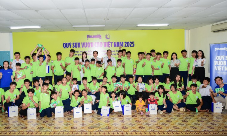 Vinamilk mang niềm vui uống sữa đến với hơn 11.000 trẻ em ngay trước thềm sự kiện kỷ niệm 50 năm thống nhất đất nước ảnh 3