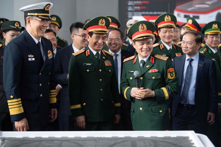 Bộ trưởng Quốc phòng Việt Nam và Trung Quốc thăm và làm việc tại công viên logistics Viettel ảnh 1