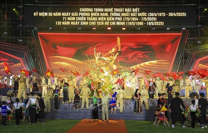 Chương trình nghệ thuật đặc biệt "Non sông gấm vóc – Một dải vinh quang" ảnh 1