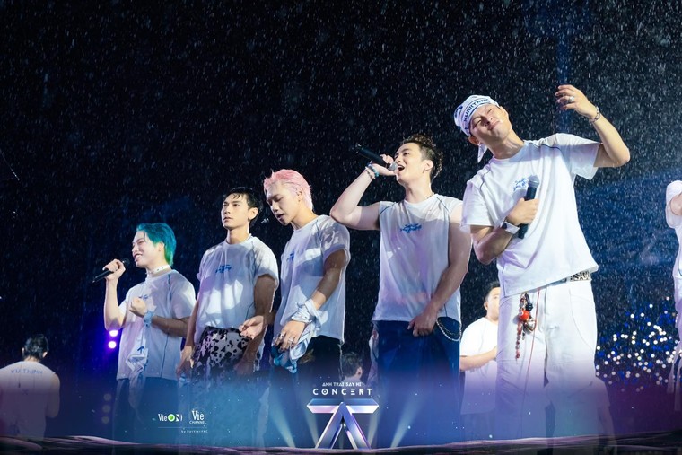 Concert “Anh Trai Say Hi” - Thanh xuân rực rỡ dưới cơn mưa ảnh 3