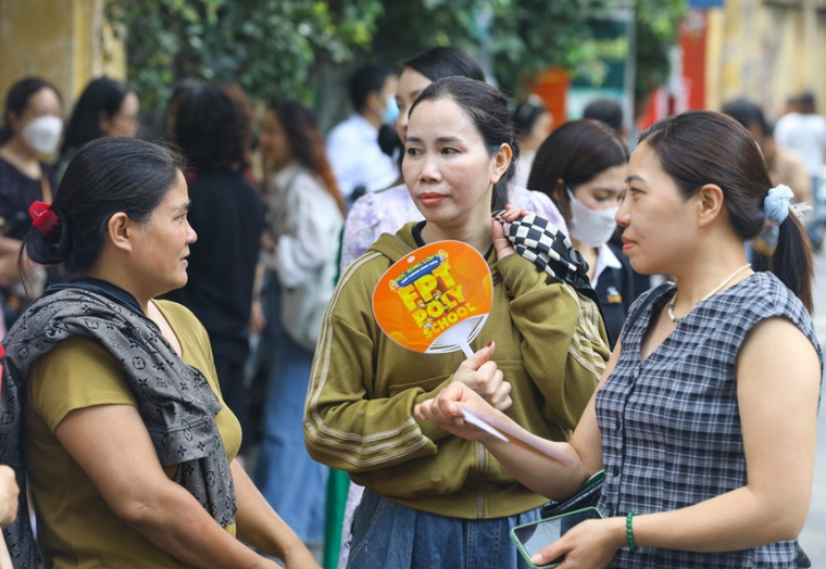 Tuyển sinh lớp 10 ở Hà Nội: Phụ huynh hồi hộp, lo lắng ngóng chờ thí sinh ảnh 2