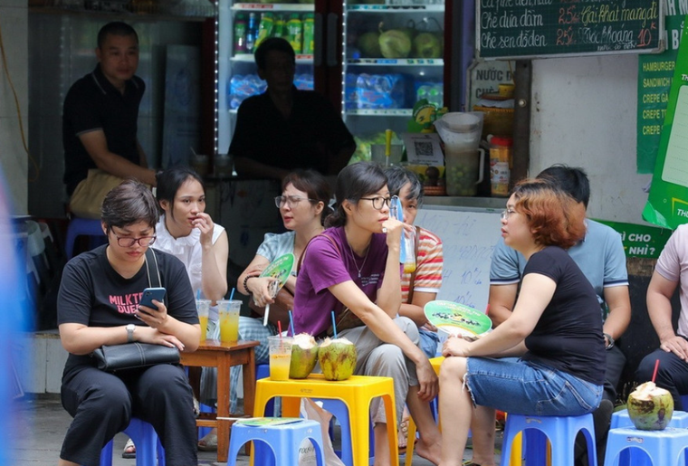 Tuyển sinh lớp 10 ở Hà Nội: Phụ huynh hồi hộp, lo lắng ngóng chờ thí sinh ảnh 5