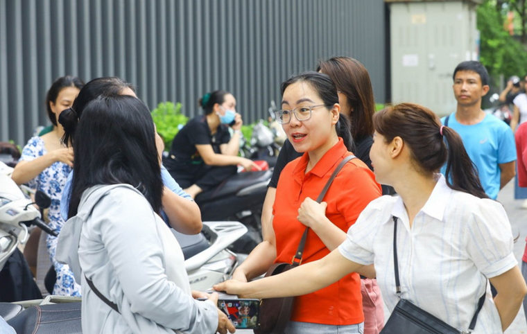 Tuyển sinh lớp 10 ở Hà Nội: Phụ huynh hồi hộp, lo lắng ngóng chờ thí sinh ảnh 6