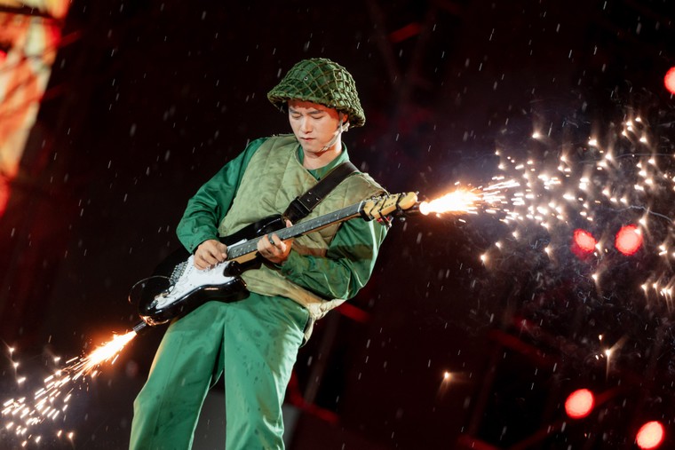 Day 6 concert “Anh trai vượt ngàn chông gai”: Cơn mưa tạo nên kỳ tích cảm xúc ảnh 1