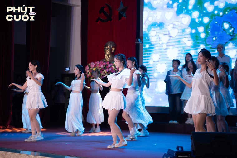 Đại nhạc hội Phút Cuối 2025: Điểm kết rực rỡ cho thanh xuân của sinh viên trường Báo ảnh 1