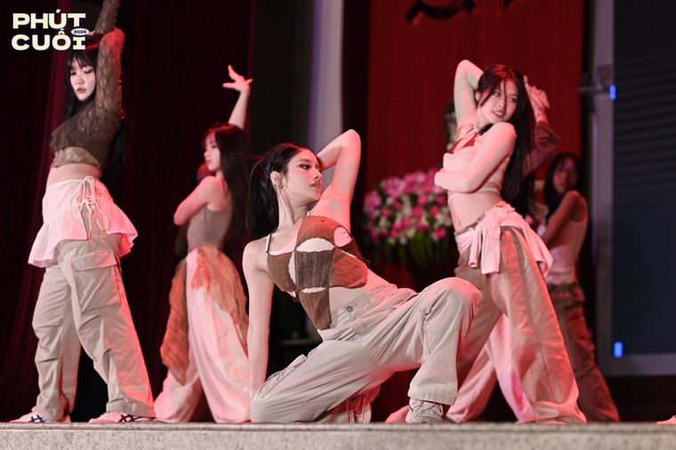 Đại nhạc hội Phút Cuối 2025: Điểm kết rực rỡ cho thanh xuân của sinh viên trường Báo ảnh 3