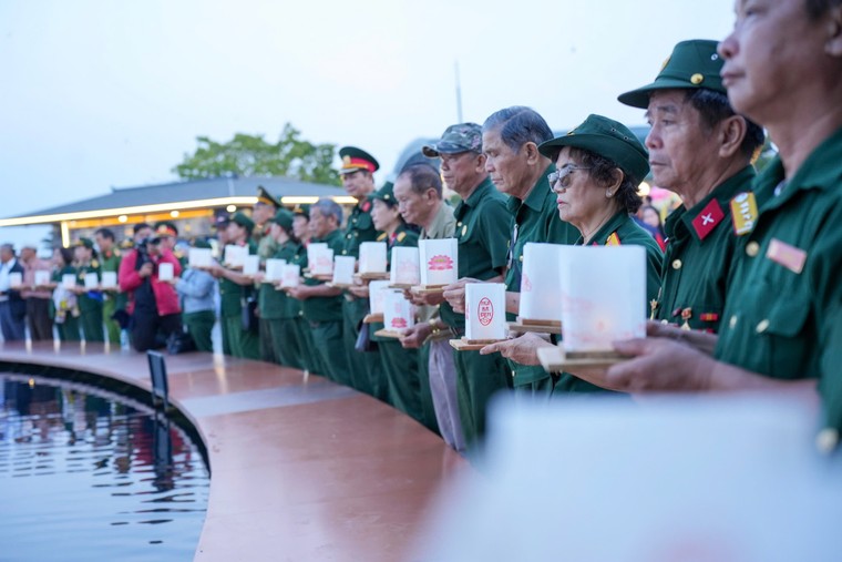 Núi Bà Đen tổ chức dâng đăng tưởng nhớ các anh hùng liệt sĩ ngày 27/7 ảnh 2