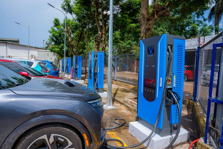 Trạm sạc V-Green xuất hiện khắp nơi tại Hà Nội, tài xế nói “tiện hơn đổ xăng” ảnh 1