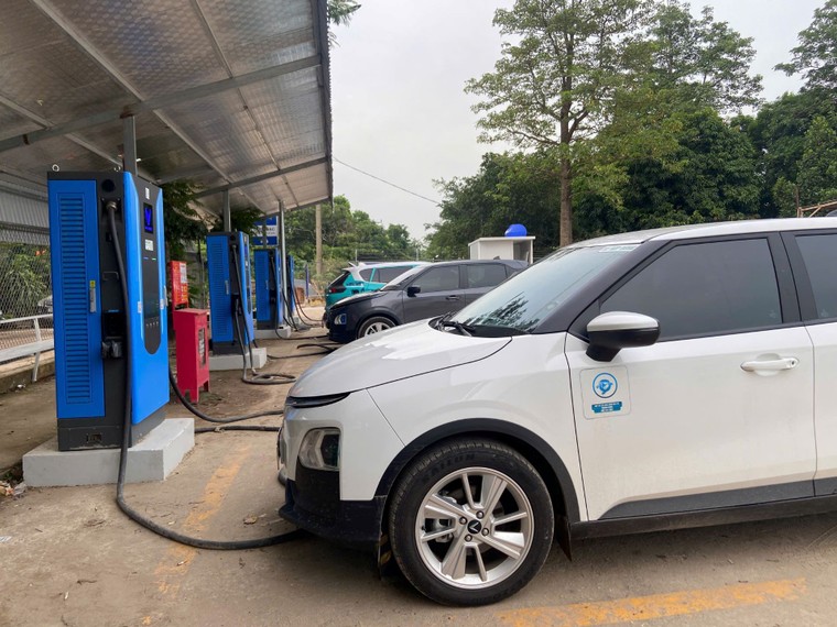 Trạm sạc V-Green xuất hiện khắp nơi tại Hà Nội, tài xế nói “tiện hơn đổ xăng” ảnh 2