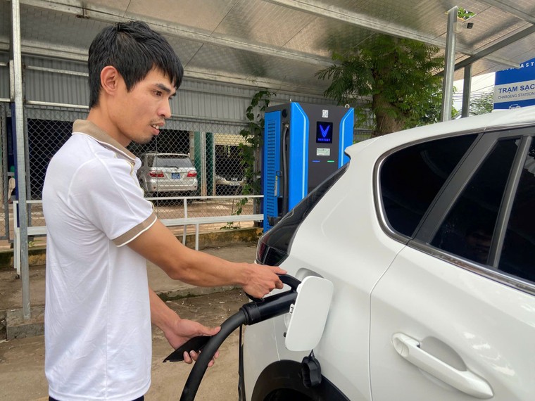 Trạm sạc V-Green xuất hiện khắp nơi tại Hà Nội, tài xế nói “tiện hơn đổ xăng” ảnh 5