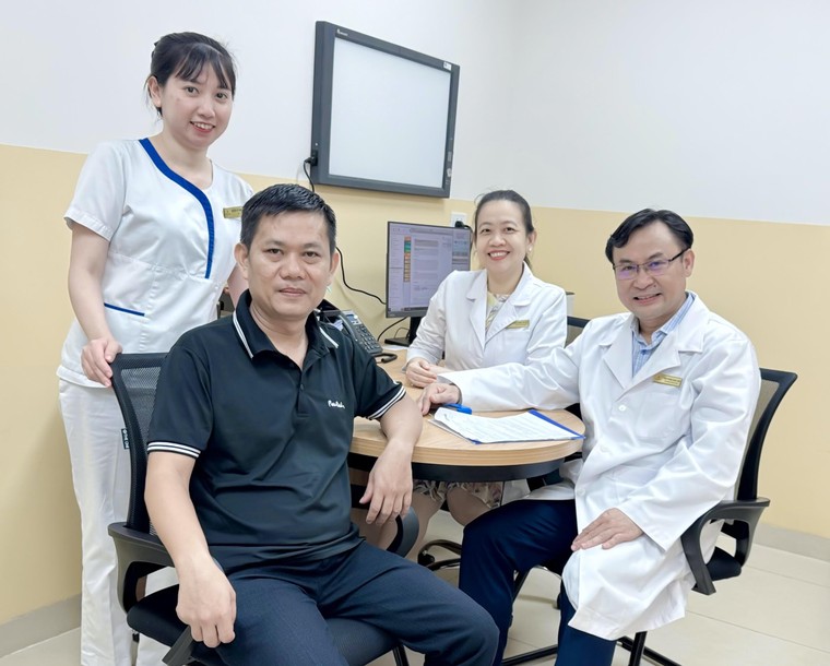 Kỹ thuật đặc biệt giúp người đàn ông tìm lại nụ cười sau hơn một năm bị co giật nửa mặt ảnh 1