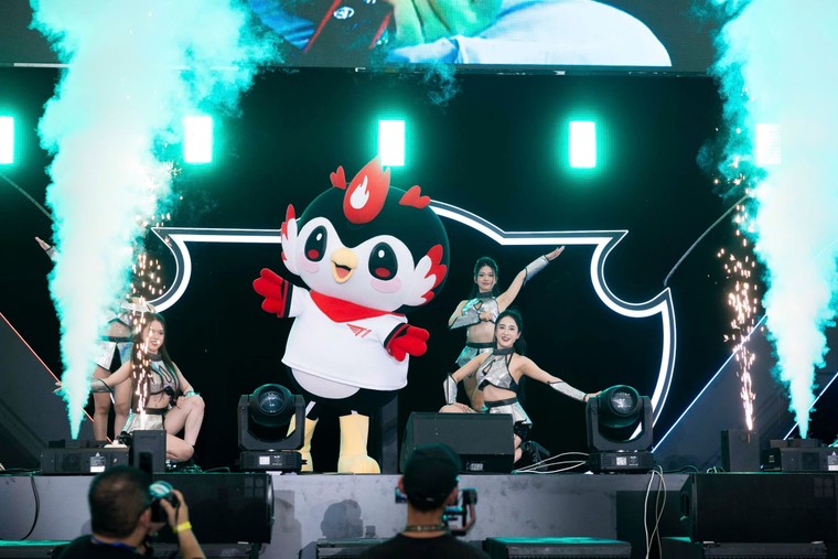 Năng lượng bùng nổ: 6 tiếng khán giả hò reo không ngớt trong buổi fan meeting của T1 tại Hà Nội ảnh 10