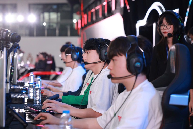 Năng lượng bùng nổ: 6 tiếng khán giả hò reo không ngớt trong buổi fan meeting của T1 tại Hà Nội ảnh 3