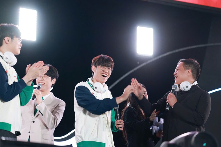 Năng lượng bùng nổ: 6 tiếng khán giả hò reo không ngớt trong buổi fan meeting của T1 tại Hà Nội ảnh 6