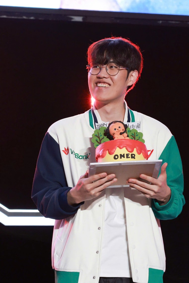 Năng lượng bùng nổ: 6 tiếng khán giả hò reo không ngớt trong buổi fan meeting của T1 tại Hà Nội ảnh 8