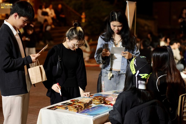 Từ workshop đến sân khấu: Người trẻ “chạm” gần hơn với múa rối nước cùng RỐICONIC ảnh 1