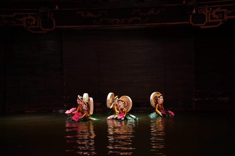 Từ workshop đến sân khấu: Người trẻ “chạm” gần hơn với múa rối nước cùng RỐICONIC ảnh 2