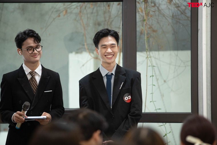 Nam sinh Học viện Ngoại giao giành giải quán quân cuộc thi học thuật TEDxAJC ảnh 5