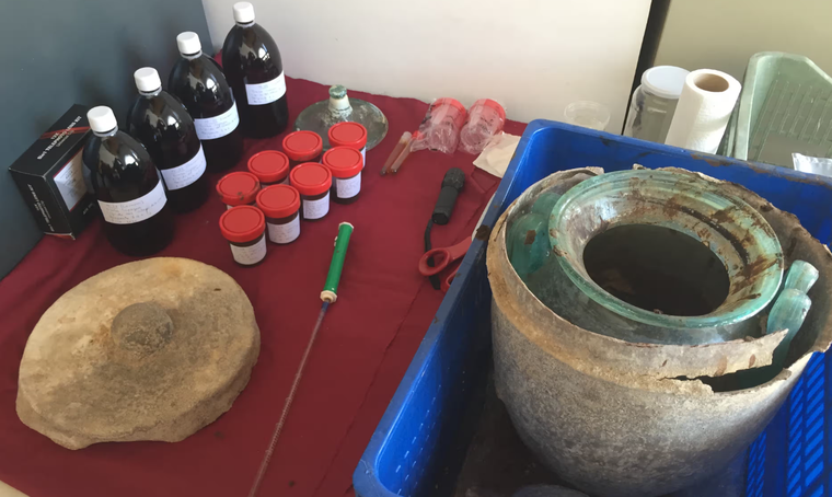 Rượu vang 2.000 năm tuổi được tìm thấy trong bình tro cốt La Mã ảnh 1