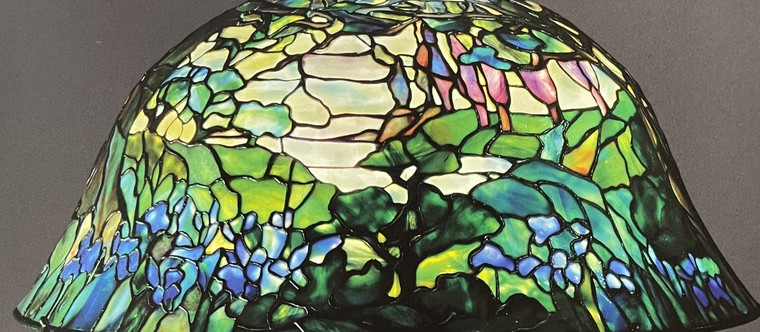 Khám phá bức tranh phong cảnh hiếm hoi trên đèn kính màu Tiffany ảnh 1