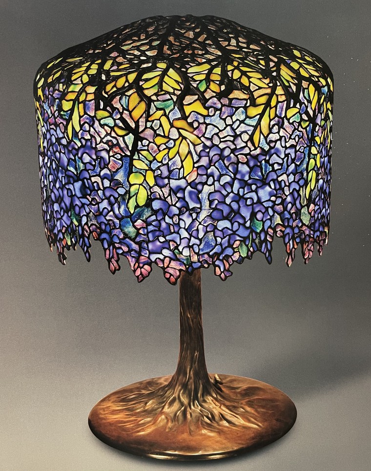 Nét đẹp của hoa đăng tiêu trên đèn kính màu Tiffany ảnh 1