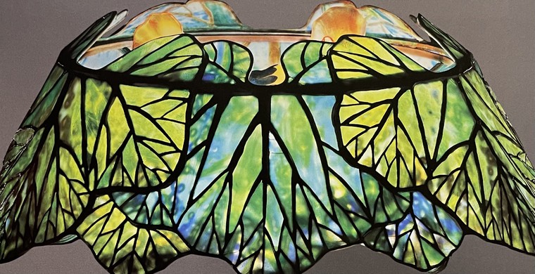 Chiếc đèn Tiffany bí ẩn với họa tiết cây thường xuân Boston ảnh 2
