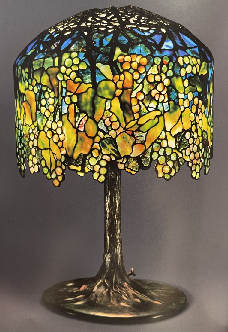 Đèn kính màu Tiffany tỏa sáng qua từng chùm nho ảnh 2