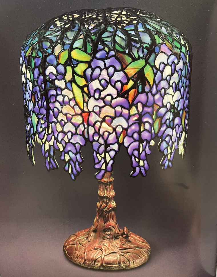 Đèn kính màu Tiffany tỏa sáng qua từng chùm nho ảnh 1