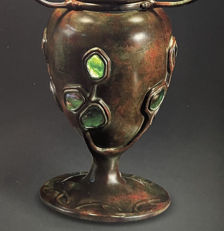 Ngắm chân đèn bằng đồng hình chậu cây phong lữ của Tiffany Studios ảnh 2