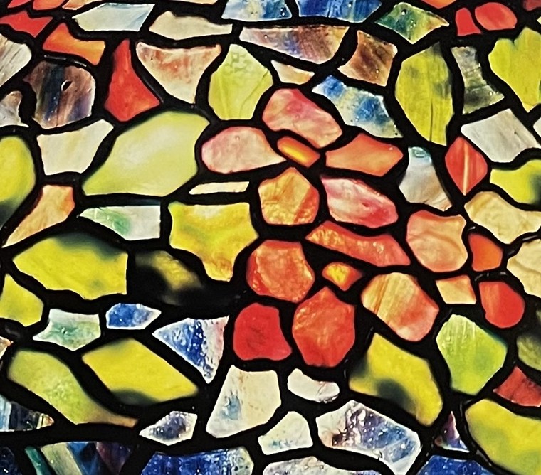 Nét đẹp của hoa táo được lưu giữ trên đèn kính màu Tiffany ảnh 1