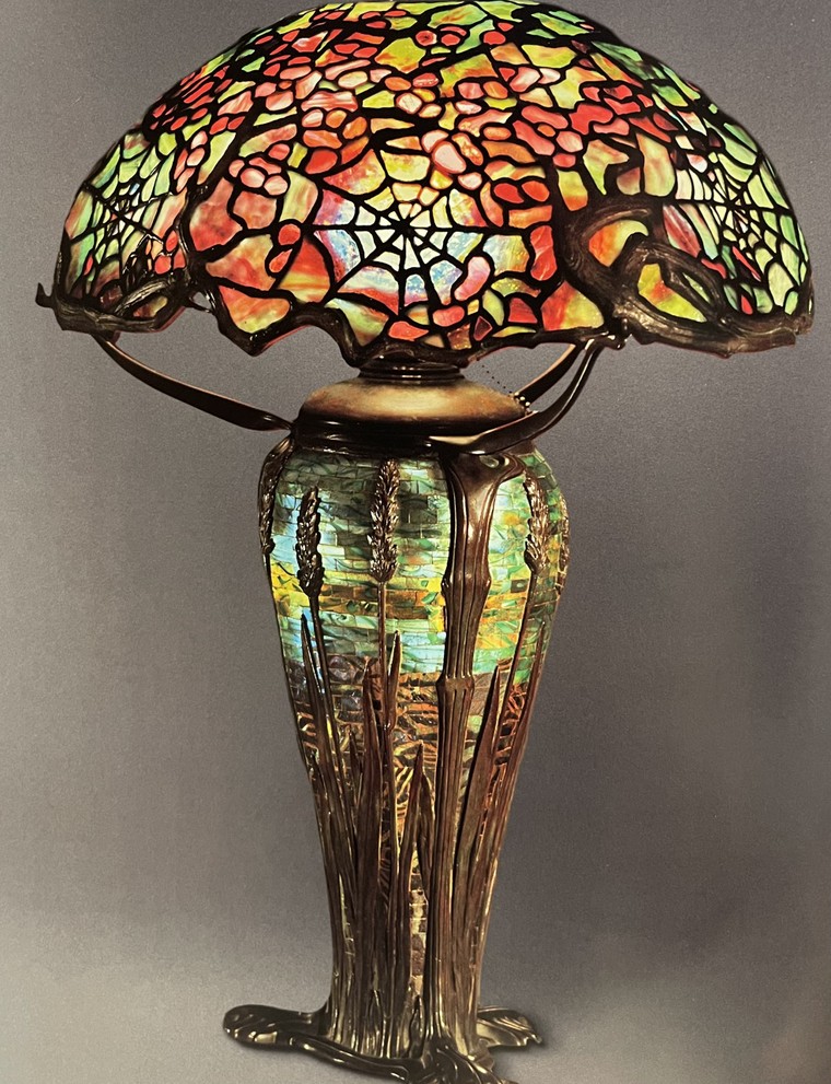 Nét đẹp của hoa táo được lưu giữ trên đèn kính màu Tiffany ảnh 2