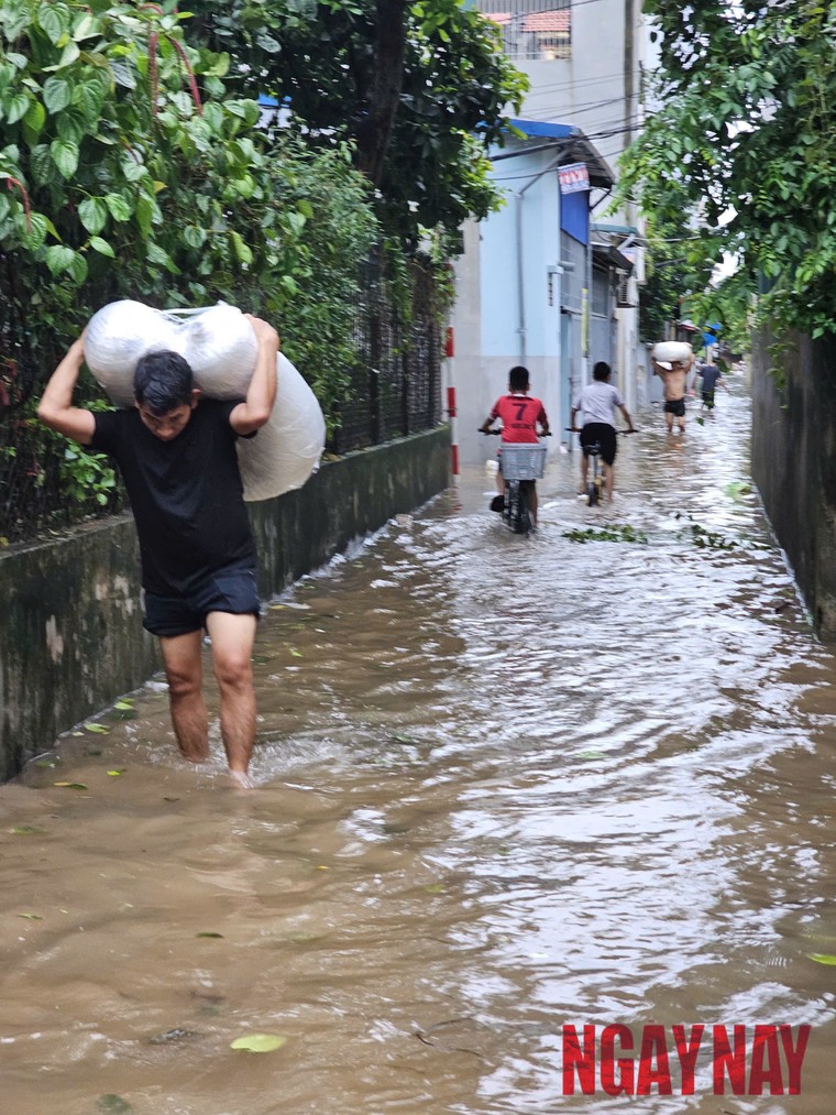 Hà Nội: Nước sông Hồng dâng cao gây ngập sâu tại quận Long Biên ảnh 11