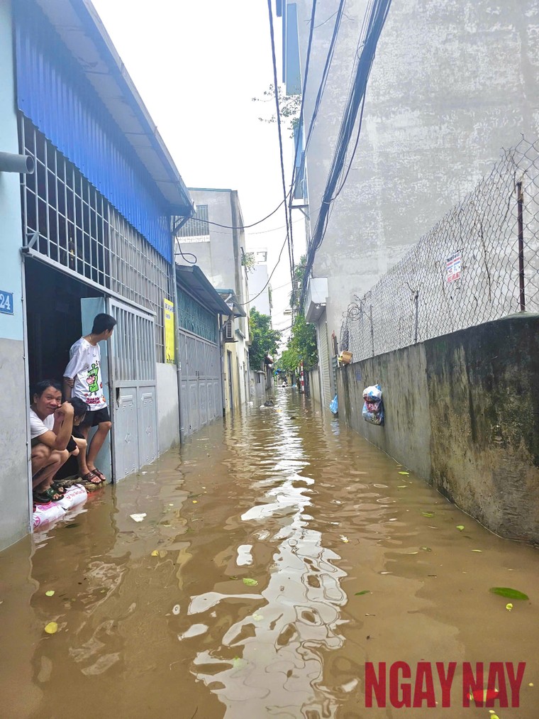 Hà Nội: Nước sông Hồng dâng cao gây ngập sâu tại quận Long Biên ảnh 15