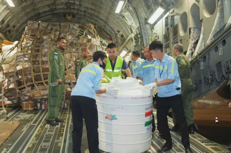 Chính phủ Ấn Độ dùng chuyên cơ gửi 35 tấn hàng cứu trợ đến Việt Nam ảnh 1