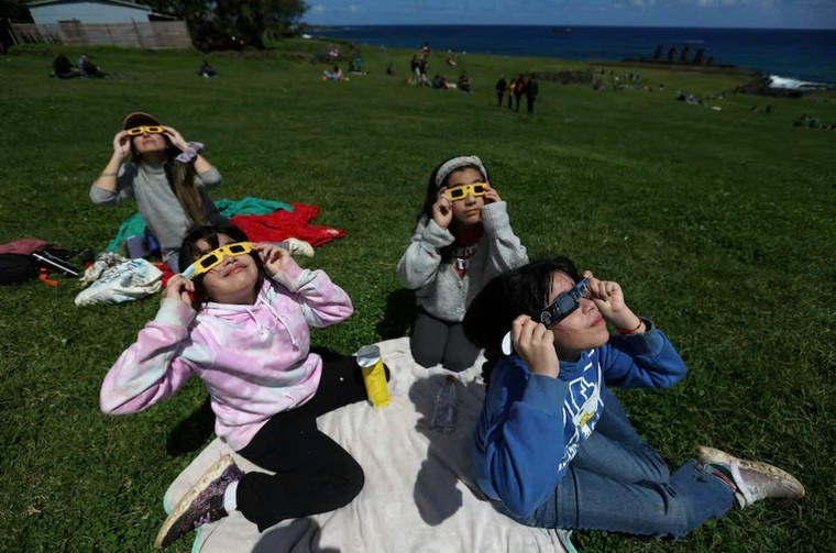 Nhật thực tạo nên "vòng lửa" trên bầu trời đảo Phục Sinh và Patagonia ảnh 2