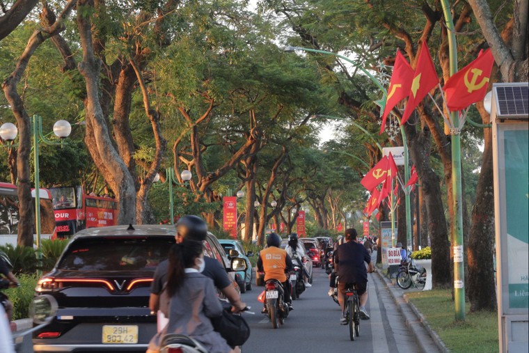 Hà Nội rực rỡ màu cờ kỷ niệm 70 năm Ngày Giải phóng Thủ đô ảnh 1