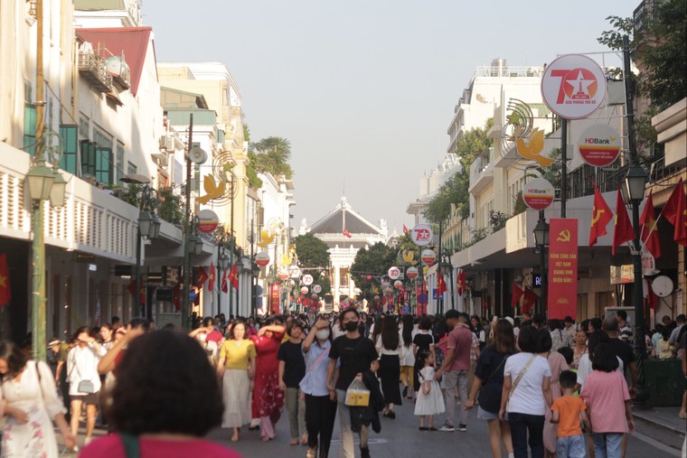 Hà Nội rực rỡ màu cờ kỷ niệm 70 năm Ngày Giải phóng Thủ đô ảnh 7
