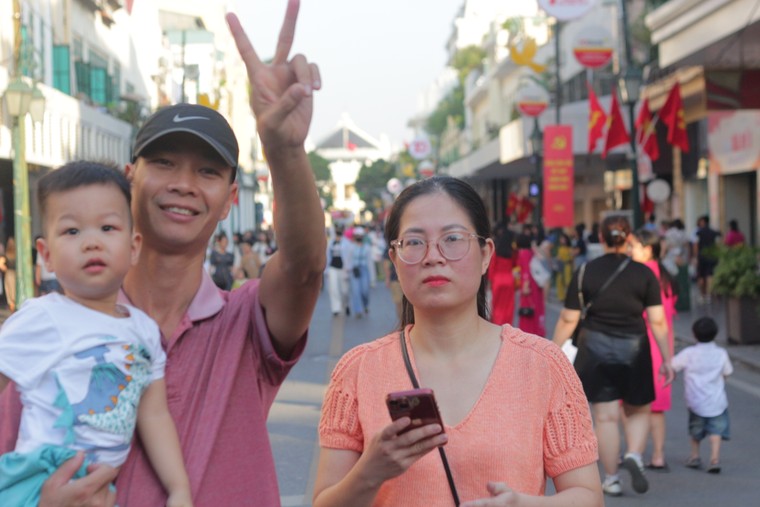 Hà Nội rực rỡ màu cờ kỷ niệm 70 năm Ngày Giải phóng Thủ đô ảnh 8