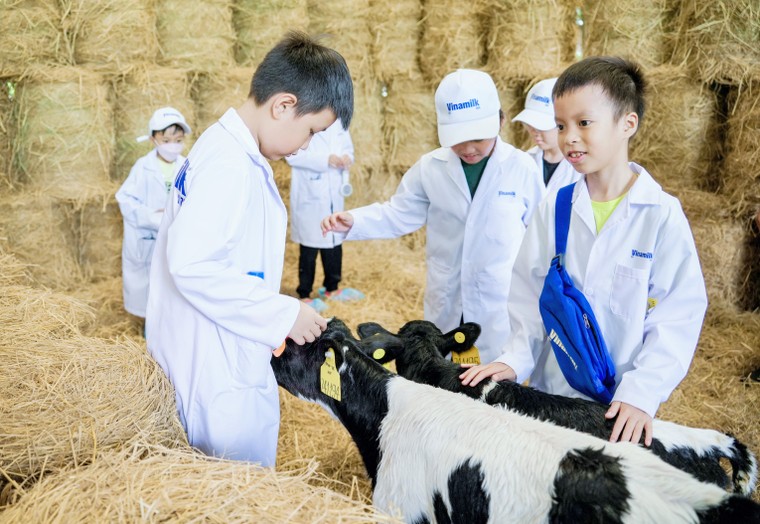 Vinamilk lan tỏa ý thức bảo vệ môi trường đến học sinh qua siêu nhà máy sữa và trang trại Green Farm ảnh 2